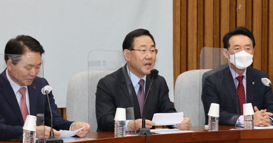 국민의힘 주호영(가운데) 원내대표가 13일 오전 서울 여의도 국회에서 열린 원내대책회의에서 발언하고 있다.<연합뉴스>